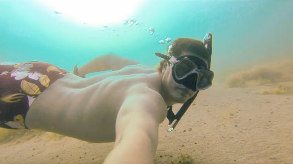 Theo chia sẻ của Alex Okulovskyi, anh vô cùng yêu thích thể thao, đặc biệt là chèo thuyền. Bên cạnh đó, chàng trai người Nga cũng là thành viên của CLB SUP Hà Nội (bộ môn lướt ván đứng) và dụng cụ để anh làm "thuyền ôm" vừa qua cũng là dụng cụ để anh chơi thể thao.