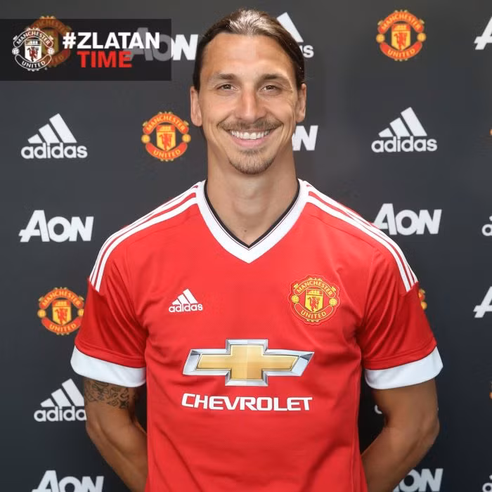 Cũng là một bản hợp đồng chuyển nhượng miễn phí mùa hè này sau khi hết hạn hợp đồng với PSG, thế nhưng tên tuổi và đẳng cấp của Zlatan Ibrahimovic giúp anh có mặt trong thương vụ bom tấn. Ở tuổi 34, Ibra đến với Man United với nhiệm vụ nâng cấp hàng công của Quỷ đỏ để xây dựng lại đế chế đỏ oai hùng một thời.