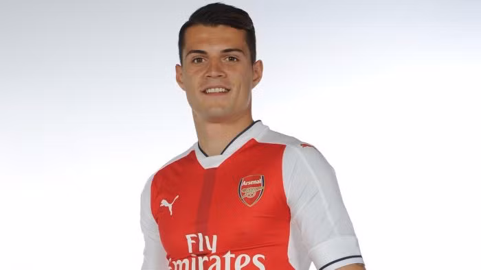 Granit Xhaka - thương vụ chuyển nhượng bom tấn đầu tiên được kích nổ mùa hè 2016. Cầu thủ người Thụy Sỹ này đến Arsenal từ CLB Borussia Monchengladbach với giá 45 triệu bảng. Anh được kỳ vọng sẽ tăng chất vững chắc cho hàng tiền vệ của các pháo thủ thành London trong mùa giải mới.