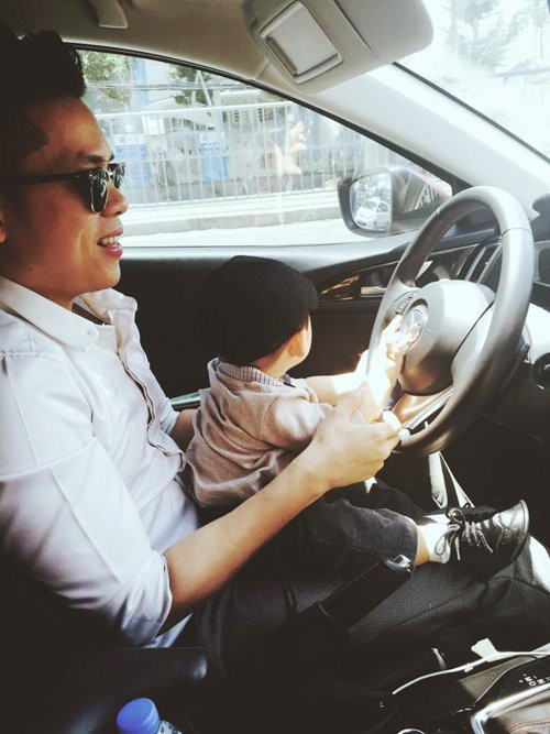 Nhắc lại chuyến công tác Buôn Mê Thuột khi con trai còn chưa đầy tháng, Diễm Hương cho biết, ban đầu ông xã thực sự không vui vì sợ ảnh hưởng đến sức khỏe của cô và lo cho con.