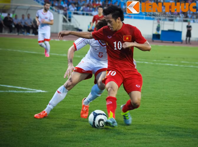 Nhưng cũng chẳng phải chờ lâu, trước khi hiệp 1 kết thúc ĐT Việt Nam đã có điều mình muốn bằng bàn thắng thứ hai đến từ Văn Quyết sau đường kiến tạo vô cùng đẹp mắt từ Xuân Trường.