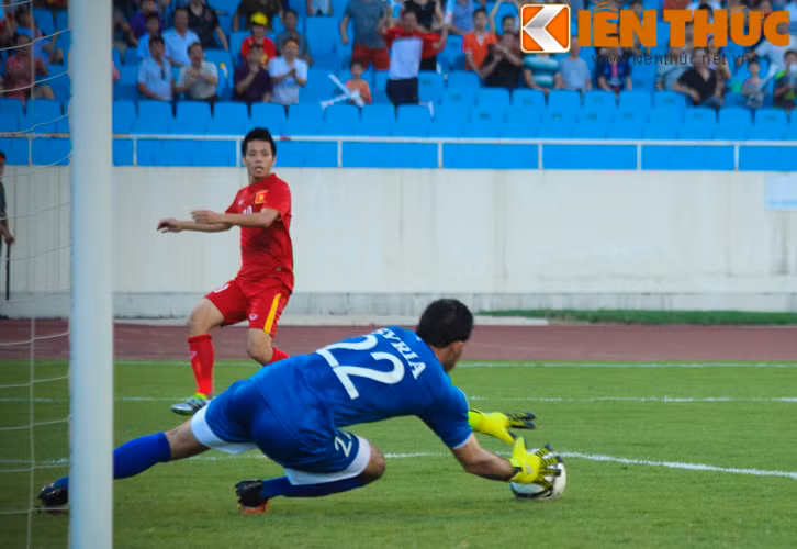 Chiều 31/5, ĐT Việt Nam đã có trận giao hữu với đối thủ đến từ Tây Á là Syria trên SVĐ Mỹ Đình. Ở trận đấu này, HLV Hữu Thắng đã tung vào sân những gương mặt quen thuộc như Thành Lương, Văn Quyết hay Công Vinh. Thêm vào đó, là sự những gương mặt trẻ như Tuấn Anh, Xuân Trường hay Văn Toàn.