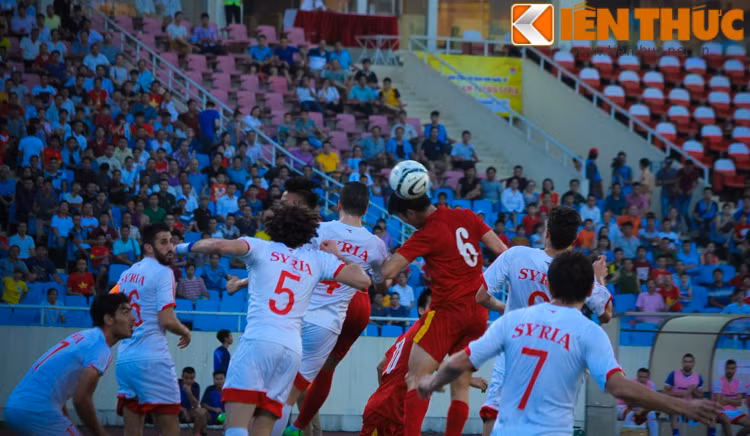 Do là một trận giao hữu nên tỷ số không bị đặt nặng lên vai của hai đội vậy nên họ thoải mái thi triển chiến thuật. Ở những phút đầu tiên, các cầu thủ ĐT Việt Nam là những người chiếm ưu thế khi họ liên tục đưa ra những tình huống nguy hiểm về phía khung thành của Syria.