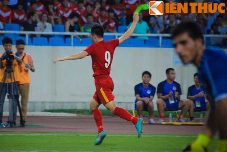 Cũng từ một tình huống tấn công từ cánh, Thành Lương đã dùng chiếc chân trái cực dị của mình để lừa qua hậu vệ của đội khách Syria sau đó tung ra đường tạt bóng vừa tầm để đội trưởng Công Vinh đánh đầu tung lưới thủ đối thủ mở tỷ số trận đấu phút 33'.