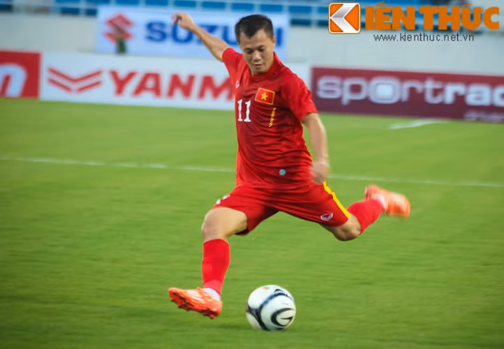 Thành Lương tận dụng tốc độ của mình để "hành hạ" hàng phòng thủ cao lớn nhưng khá lóng ngóng đến từ Tây Á bằng những pha quặt bóng nhanh như chớp.