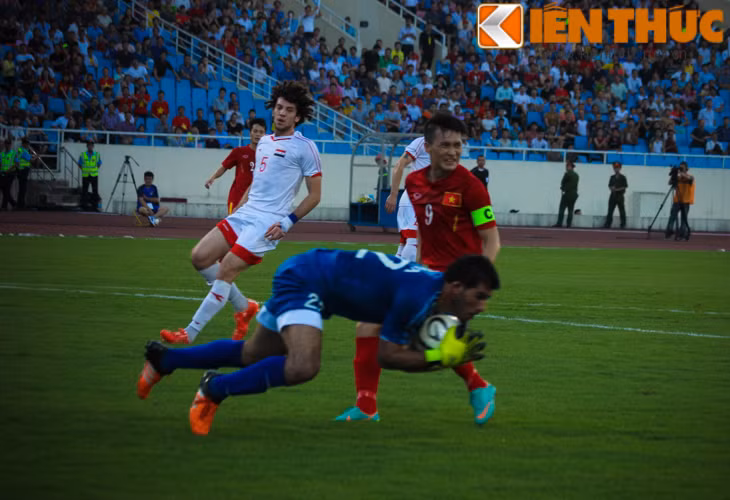 Đối với những đối thủ to cao đến từ Tây Á, HLV Hữu Thắng đã khéo léo lựa chọn lối chơi bóng ngắn, ban bật đẹp mắt để khoan thủng hàng phòng ngự của đối phương.