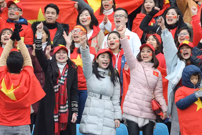 Niềm vui của CĐV Việt Nam khi Quang Hải ghi bàn thắng gỡ hòa 2-2. Ảnh. Zing.vn