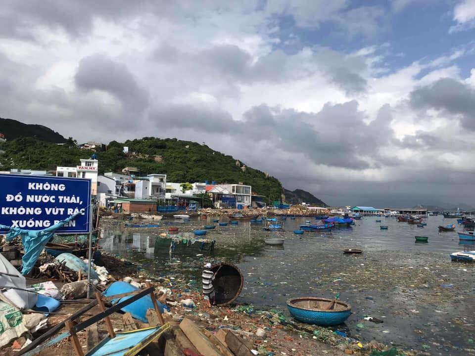 Thậm chí, theo nhiều khách du lịch tới Bình Ba thời gian qua cho biết, rác dày đến độ sóng không cũng bất lực, không thể xô được vào bờ.