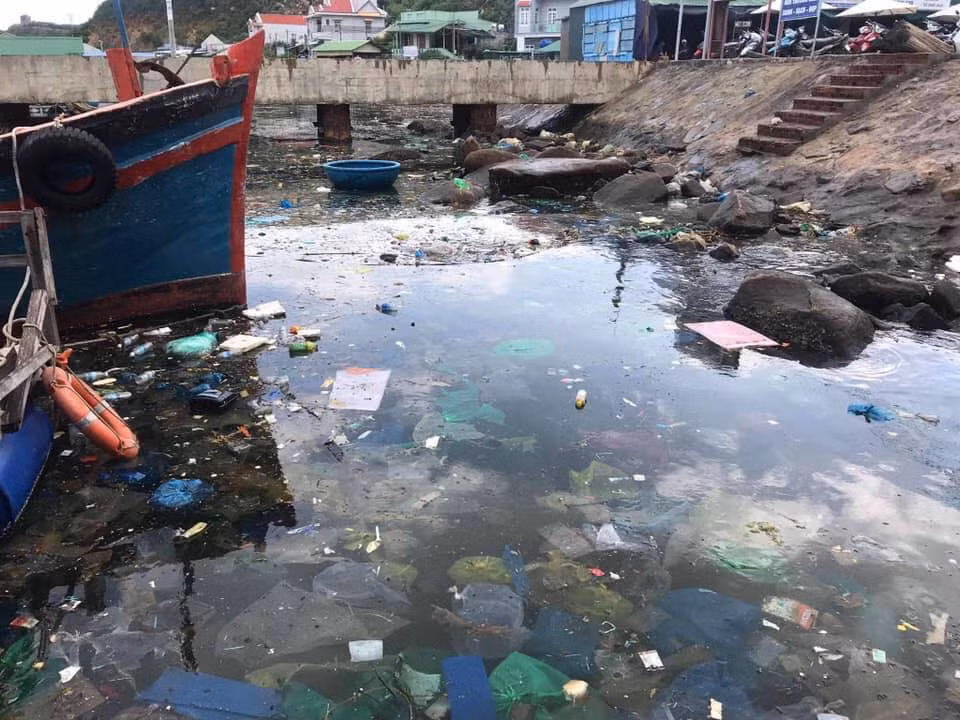 Túi ni lông đủ màu xanh đỏ, lớp lớp, nhớp nhúa bủa vây những nhà hàng, ngập dưới chân những cầu gỗ dẫn ra các bè nổi ở địa điểm du lịch Bình Ba.