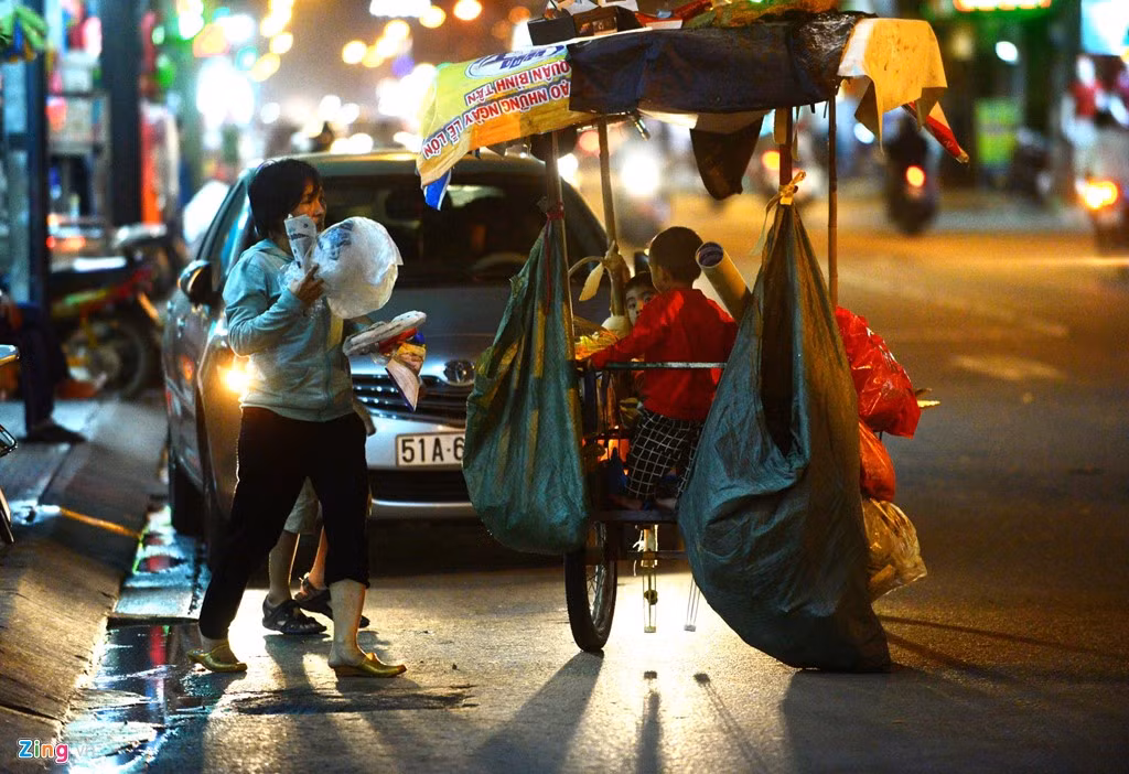 Chị kể đêm giáng sinh vừa rồi chị nhặt ve chai đến 4 - 5h sáng mới về vì hôm đó có đông người vui chơi nên lượm được nhiều. Những hôm mưa gió chị và các con phải núp trong một mái hiên che tạm, tạnh mưa cả nhà lại tiếp tục lên đường.