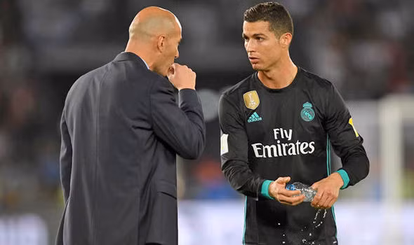 Tin chuyển nhượng bóng đá từ Diario Gol, Cristiano Ronaldo đã "lập nhóm" trong phòng thay đồ để giữ ghế cho HLV Zidane. Ảnh: Diario Gol