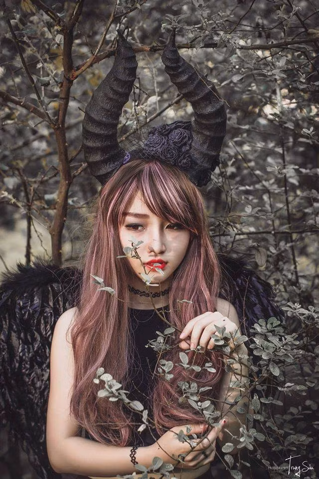 Nhan sắc của Xuka trong bộ ảnh Maleficent khiến cư dân mạng trầm trồ. Ảnh: FBNV.