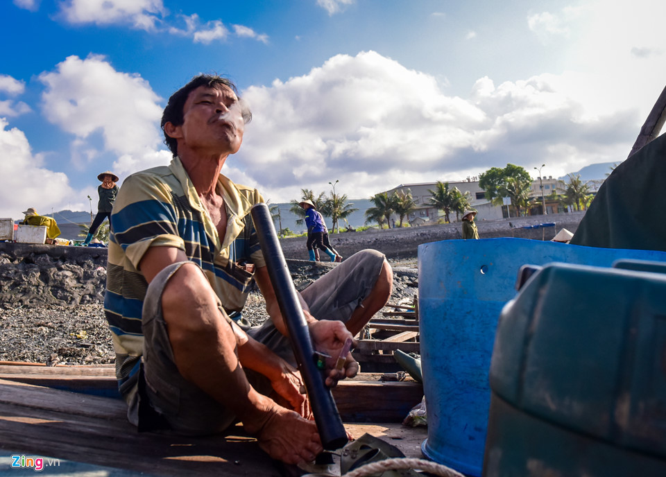 Trong lúc những người phụ nữ bận rộn mua bán thì những người đàn ông tranh thủ xả hơi. Ông Nhung (55 tuổi) cho biết mỗi ngày đều ra khơi từ 11 giờ đêm đến 3-4 giờ sáng. Tàu đi xa khoảng 30 hải lý, đánh bắt các loại cá mòi, cá ót rồi chuyển vào chợ bán. Công việc không mang lại thu nhập quá cao nhưng cũng đủ giúp ông nuôi 3 người con ăn học trưởng thành.