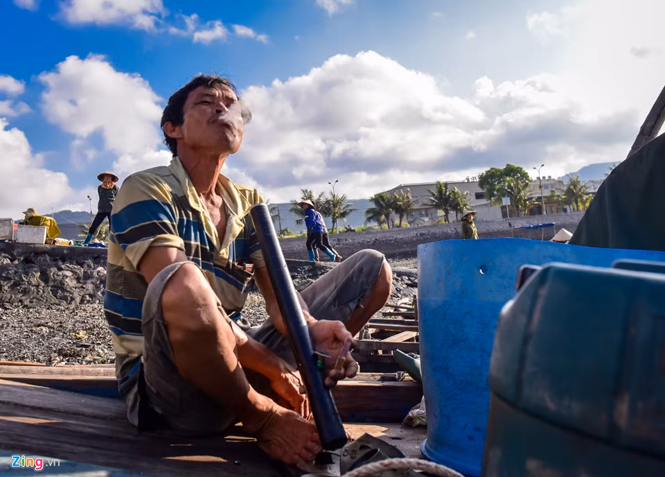 Trong lúc những người phụ nữ bận rộn mua bán thì những người đàn ông tranh thủ xả hơi. Ông Nhung (55 tuổi) cho biết mỗi ngày đều ra khơi từ 11 giờ đêm đến 3-4 giờ sáng. Tàu đi xa khoảng 30 hải lý, đánh bắt các loại cá mòi, cá ót rồi chuyển vào chợ bán. Công việc không mang lại thu nhập quá cao nhưng cũng đủ giúp ông nuôi 3 người con ăn học trưởng thành.