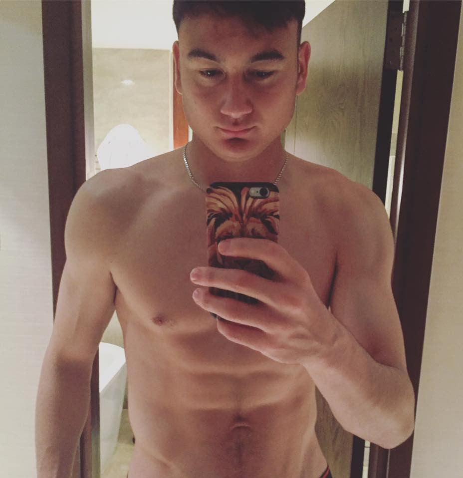 Lâm Tây hay còn biết tới với tên thật là Đặng Văn Lâm là chàng thủ môn Việt - kiều của ĐT Việt Nam. Anh chàng này mới đây, được dân mạng đặc biệt là các chị em xếp vào hàng "cực phẩm" trên mạng xã hội bởi nhan sắc cũng như body 6 múi cực chuẩn.