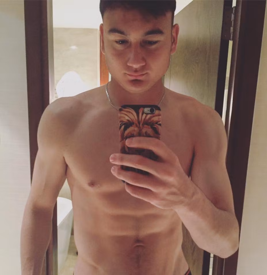 Lâm Tây hay còn biết tới với tên thật là Đặng Văn Lâm là chàng thủ môn Việt - kiều của ĐT Việt Nam. Anh chàng này mới đây, được dân mạng đặc biệt là các chị em xếp vào hàng "cực phẩm" trên mạng xã hội bởi nhan sắc cũng như body 6 múi cực chuẩn.