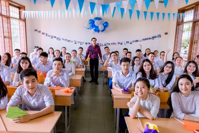 Bạn Vũ Ngọc Trinh (HS lớp 11, trường THPT Tân Phú - Đồng Nai) chia sẻ: "Mình là tác giả của clip này. Lớp mình có 19 nữ, 13 nam. Sau màn tặng quà sớm nhân dịp 8/3, các bạn nam còn lên kế hoạch đưa các bạn nữ trong lớp đi khu du lịch suối Mơ ở Đồng Nai vào thứ 5 này. Chuyến đi này các bạn nữ được miễn phí toàn bộ".