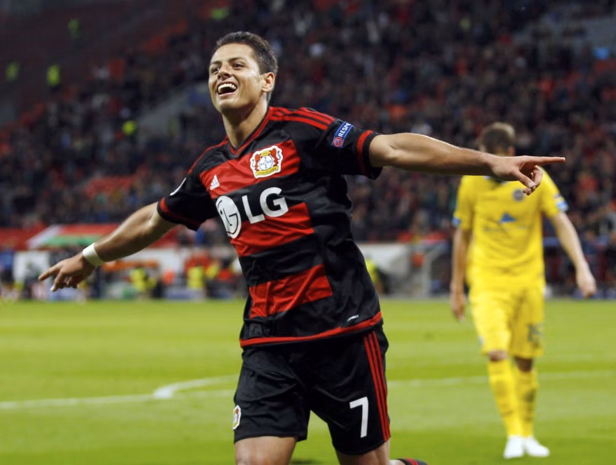 Hiện tại, Chicharito tiếp tục phong độ ấn tượng với 5 bàn/6 trận và dẫn đầu danh sách Vua phá lưới Bundesliga 2016/17.