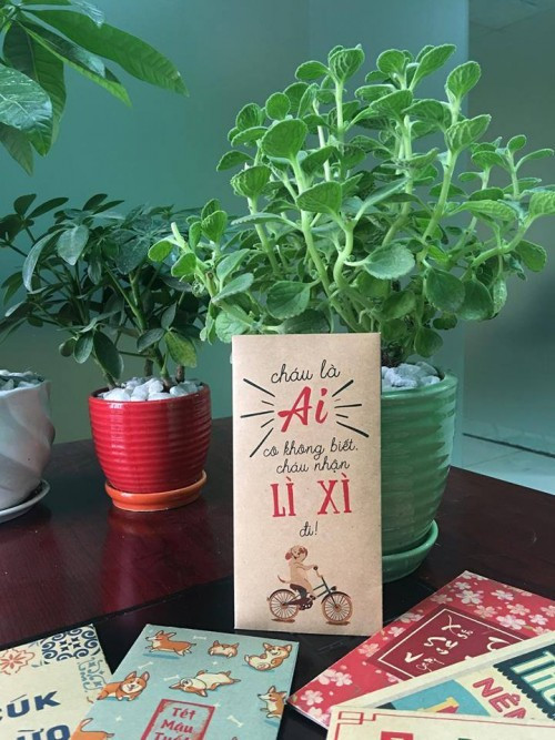 Với thiết kế đơn giản nhưng vẫn gây sự thu hút bằng câu nói được các bạn trẻ nhắc đi nhắc lại, bao lì xì trên chắc hẳn sẽ làm mưa, làm gió trong cộng đồng mạng.