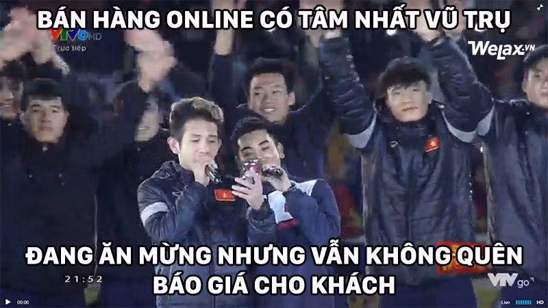 Có thể nói Nguyễn Phong Hồng Duy có thể bán hàng mọi lúc, mọi nơi như ở sân bay, trên ô tô diễu hành hay trong gala tri ân với NHM nước nhà sau giải U23 châu Á.