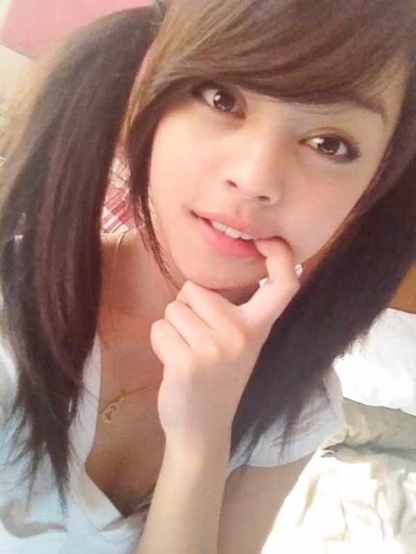 Trước đây, bức ảnh đôi môi không gợi cảm như trong ảnh của Lily Maymac đã từng được công bố và nó khiến cho dân mạng một phen ngờ vực. Tiếp theo đó, đoạn clip mới đây lại khiến nhiều người cảm thấy bất ngờ hơn bởi cô nàng hot girl quyến rũ trong ảnh với những người cong gợi cảm thì giờ biến thành cô nàng bé nhỏ, gầy nhẳng và đen đúa.