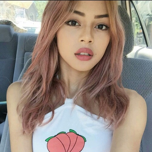 Nhiều người bày tỏ rằng họ khá thất vọng với nhan sắc của Lily Maymac. "Khuôn mặt lai đầy ấn tượng sau khi trang điểm kĩ càng và chỉnh sửa ảnh của cô trên mạng quá đẹp so với hình ảnh đời thực" đó là một bình luận của cư dân mạng sau khi chứng kiến clip về hình ảnh đời thường của Lily Maymac.
