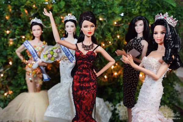 Cuộc thi sắc đẹp dành cho búp bê cũng đầy đủ các phần thi như các cuộc thi sắc đẹp cho người thật như vòng thi bikini, trang phục dạ hội, đồ dân tộc... đến ứng xử, 3 cô gái đẹp nhất đã bước vào vòng chung kết cuối cùng.