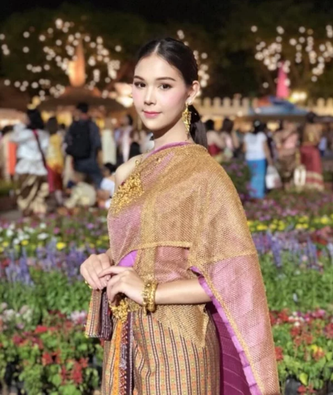 Lần tìm vào trang cá nhân của Chin Rika, có thể thấy rằng nhiều hình ảnh được cô đăng tải luôn nhận được nhiều lượt yêu thích của dân mạng và họ không quên để lại những lời bình luận khen ngợi nhan sắc vi diệu của cô nàng chuyển giới hoàn chỉnh này.