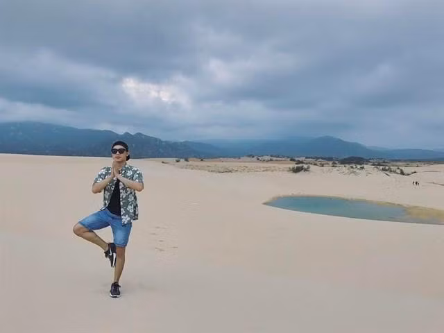 Giữa lúc nhà nhà đi biển, người người đi biển thì đây có lẽ làng chài Sơn Hải với nhiều thắng cảnh đẹp, hoang sơ như lạc giữa thiên đường này sẽ giúp các bạn trẻ đôi vị khi đi du lịch hè.