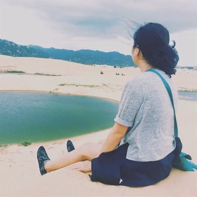 Với núi non hùng vĩ, trời xanh mây trắng, làng mạc, biển cả và đặc biệt đồi cát liền sát biển độc đáo làng chài Sơn Hải hoàn toàn xứng đáng với cái tên "Dubai phiên bản Việt" của mình.