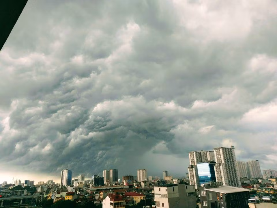 Bầu trời khu vực Láng Hạ.