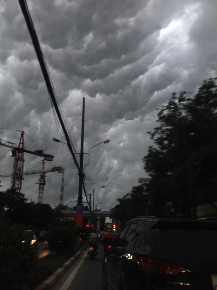 Cứ đến độ 16h30 hoặc 17h, chúng ta lại bắt găp những đám mây đen rủ nhau giăng lối trên bầu trời, mọi người đều có tâm lý "chạy thật nhanh về nhà", tránh cơn mưa to có thể trút xuống bất kỳ lúc nào.