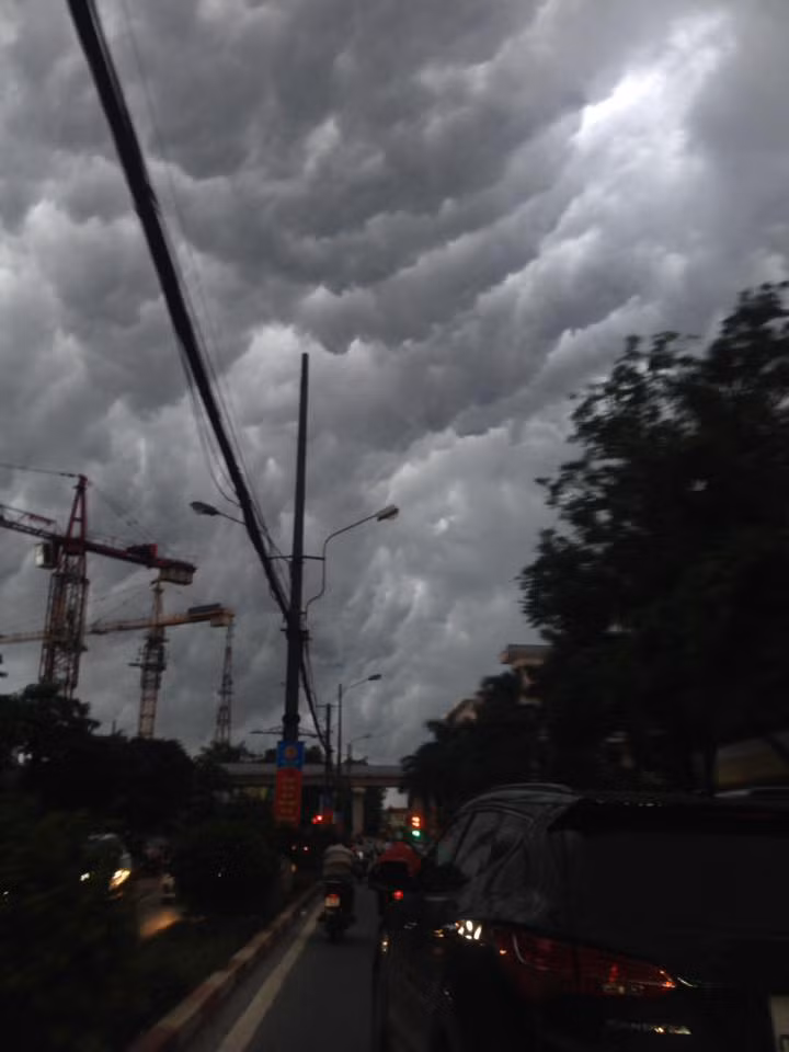 Cứ đến độ 16h30 hoặc 17h, chúng ta lại bắt găp những đám mây đen rủ nhau giăng lối trên bầu trời, mọi người đều có tâm lý "chạy thật nhanh về nhà", tránh cơn mưa to có thể trút xuống bất kỳ lúc nào.