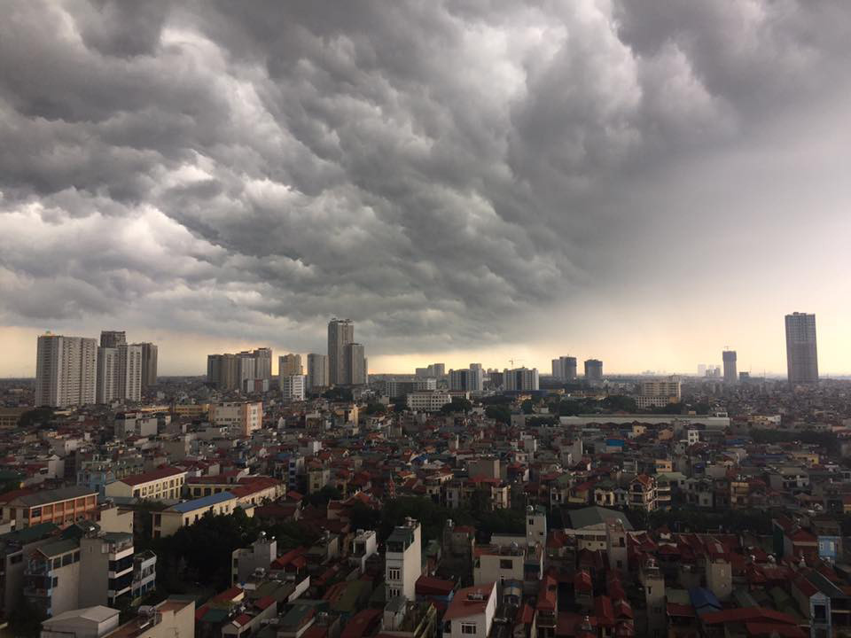 Hình ảnh được nhiều người dự đoán về một cơn mưa rất to sắp đổ xuống địa bàn Hà Nội.