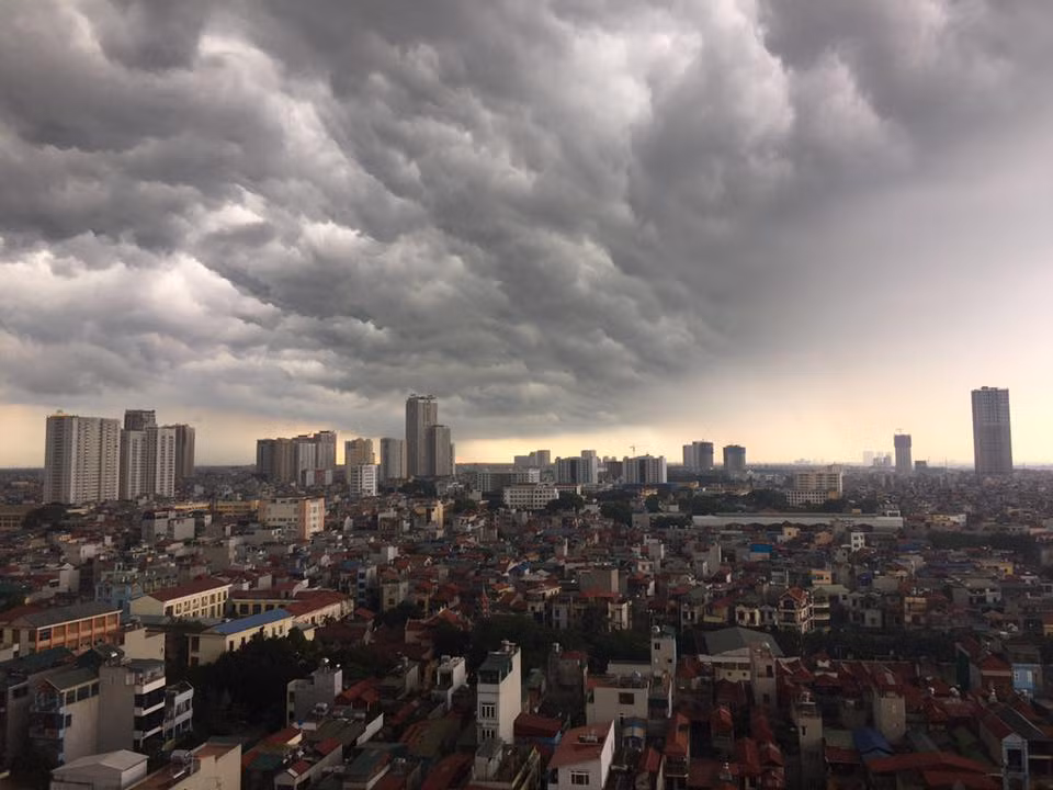 Hình ảnh được nhiều người dự đoán về một cơn mưa rất to sắp đổ xuống địa bàn Hà Nội.