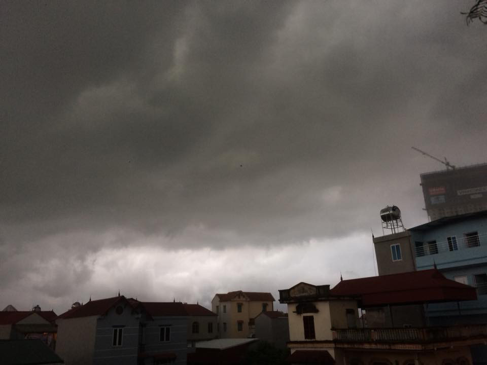 Nhiều người sau khi chứng kiến bầu trời đen đặc, lập tức liên tưởng tới bộ phim "cuộc chiến vô cực" và đùa với nhau rằng Thanos đến để lấy viên đá trí tuệ.