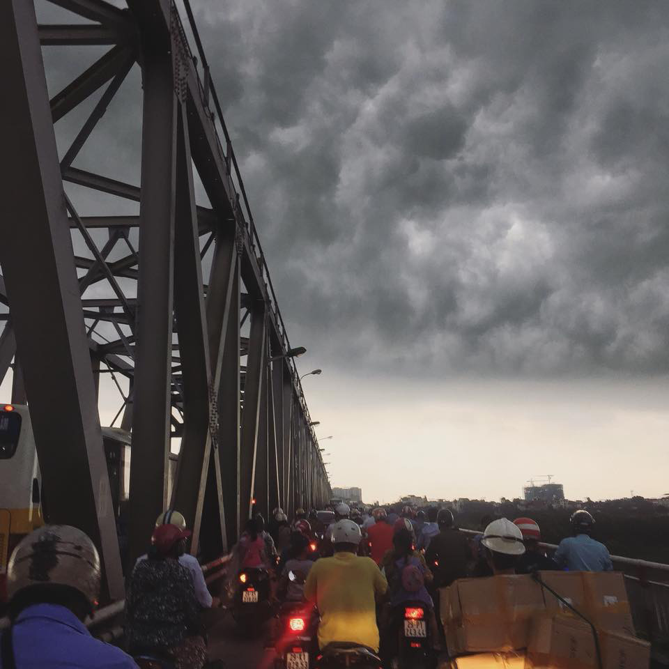 Ngày hôm qua vào lúc 17h30 không gian bên ngoài ở nhiều điểm tại Hà Nội với bầu trời đen đúa đến đáng sợ.