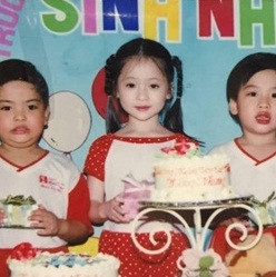 Sau khi những bức ảnh hồi nhỏ của Thảo Nguyên được dân mạng "đào mộ" nhiều người gật gù rằng, ngay từ bé cô bạn này đã rất xinh xắn nên việc phẫu thuật thẩm mỹ theo nhiều người chỉ là tin đồn thất thiệt.