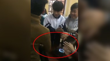 Hiện vẫn chưa biết chiếc bếp gas mini này từ đâu mà lại xuất hiện ở trên lớp học, nhưng việc các em sử dụng bếp gas mini để sưởi ấm trên lớp như thế này tiềm ẩn nguy cơ cháy nổ rất cao, có thể ảnh hưởng đến tính mạng của chính bản thân và những người xung quanh.