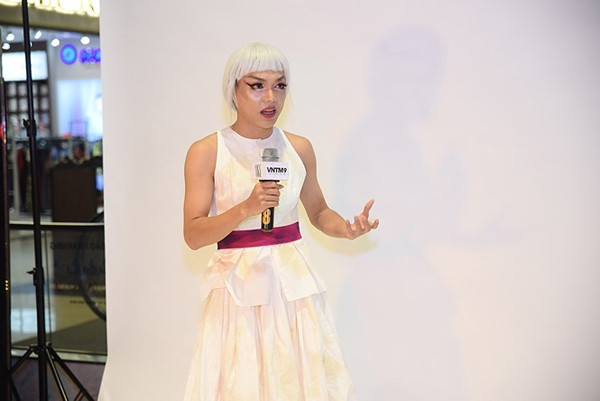 Thay vì tập trung đầu tư vào hình ảnh và cách cư xử, "thánh chửi" Phạm Văn Thoại đã không ngần ngại đáp trả tay đôi với Mâu Thủy khi vị giám khảo này đưa ra những tình huống để thử thách thí sinh.