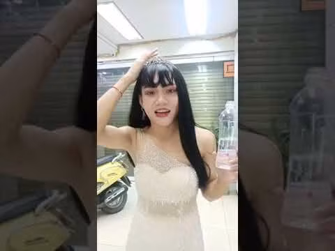 Thậm chí, sau khi đoạn giới thiệu phần thử thách này của Norin Phạm được đăng tải trên trang fanpage của chương trình, nhiều dân mạng đều cho rằng cách cư xử này là "lố bịch", kệch cỡm và tỏ ra bức xúc.