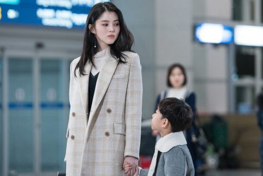 Thời gian gần đây, làng phim Hàn xuất hiện khá nhiều diễn viên thế hệ mới sở hữu ngoại hình xinh đẹp không thua kém các đàn anh đàn chị. Trong số đó cái tên Han So Hee gây chú ý một cách đặc biệt.