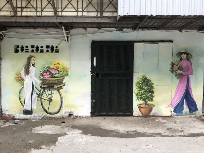 Sau khi xin phép và được sự thống nhất của tổ dân phố trong khu tập thể Phụ nữ Trung ương, một nhóm các họa sĩ đến từ Sài Gòn và Hà Nội đã bắt tay vào dự án "thay áo mới", thổi bừng sức sống cho những bức tường cũ kĩ mà trước đây chỉ mang màu rêu phong của năm tháng.