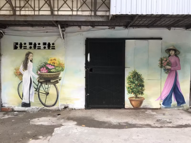 Sau khi xin phép và được sự thống nhất của tổ dân phố trong khu tập thể Phụ nữ Trung ương, một nhóm các họa sĩ đến từ Sài Gòn và Hà Nội đã bắt tay vào dự án "thay áo mới", thổi bừng sức sống cho những bức tường cũ kĩ mà trước đây chỉ mang màu rêu phong của năm tháng.