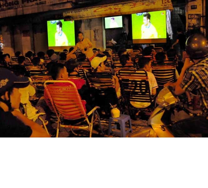 Cụ thể, ông Nguyễn Hà Nam - trưởng Ban thư ký biên tập VTV cho biết các quán cà phê, nhà hàng, tụ điểm công cộng nếu muốn phát sóng World Cup 2018 phải được sự đồng ý của FIFA. Theo đó, VTV yêu cầu tất cả các đơn vị được chia sẻ bản quyền, được tiếp phát sóng vòng chung kết World Cup 2018 phải có trách nhiệm đảm bảo kiểm soát được hệ thống truyền dẫn để không tràn sóng ra ngoài lãnh thổ Việt Nam. Còn với đơn vị vi phạm bản quyền dưới bất kỳ hình thức nào sẽ phải chịu trách nhiệm trước pháp luật về mọi tổn thất phát sinh cho VTV. Đồng thời, đơn vị vi phạm cũng sẽ phải chịu trách nhiệm trực tiếp về các tổn thất phát sinh theo quy định của FIFA.