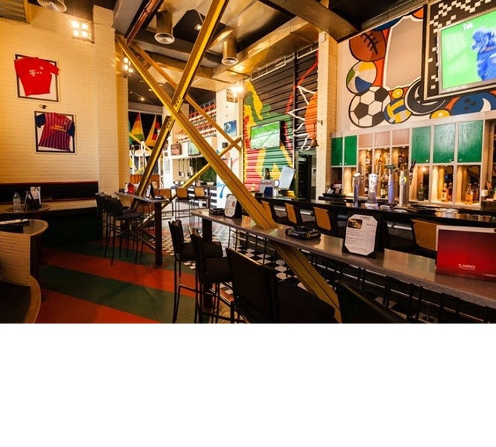 Thậm chí có dân mạng phẫn nộ: "Giả dụ như tôi không thích xem ở nhà, ra quán xem cho có không khí thì tôi lại phải xin phép ông VTV và ông FIFA là tôi đi ra quán xem à?".