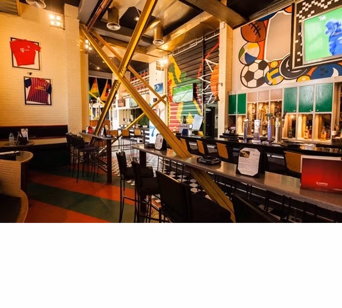 Thậm chí có dân mạng phẫn nộ: "Giả dụ như tôi không thích xem ở nhà, ra quán xem cho có không khí thì tôi lại phải xin phép ông VTV và ông FIFA là tôi đi ra quán xem à?".