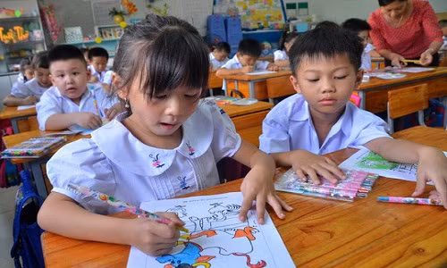 Phu huynh non nong bat con hoc chu de vao lop mot