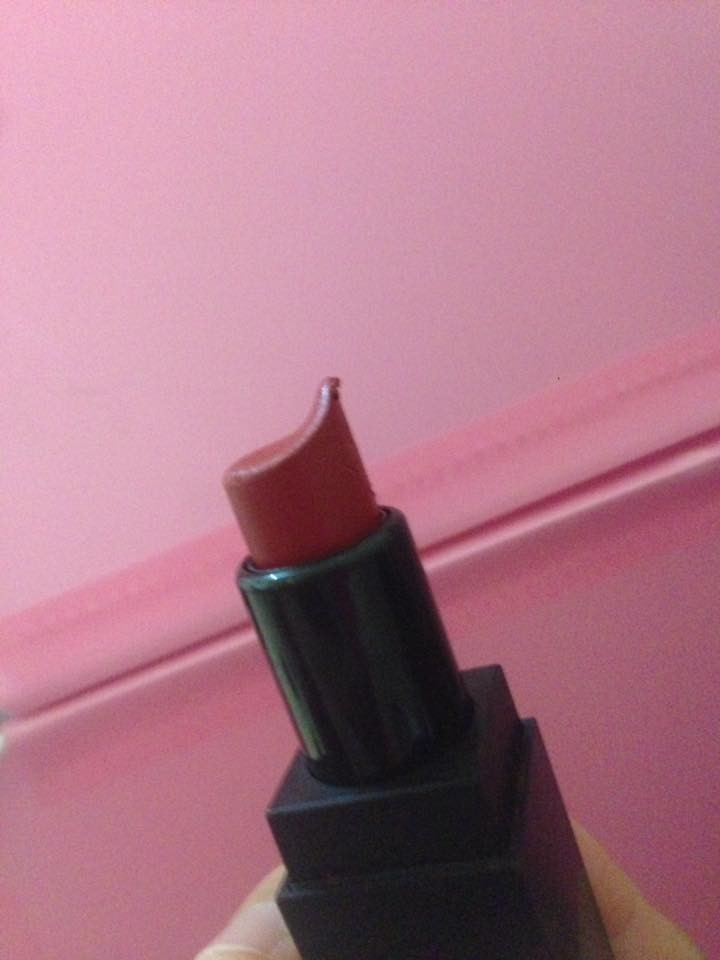 Nickname Hoàng Tuấn có bình luận rằng: "Đây không phải các chị em đang đánh son mà đích thị họ đang thi triển môn võ công đặc dị đó là mút son rồi!"