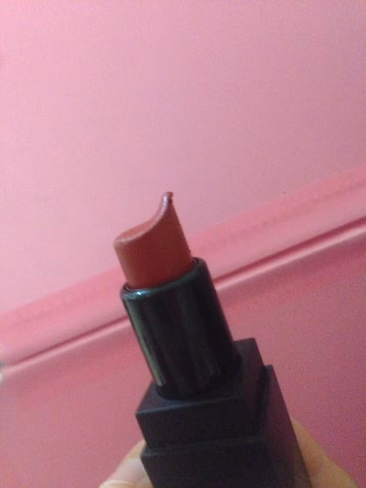 Nickname Hoàng Tuấn có bình luận rằng: "Đây không phải các chị em đang đánh son mà đích thị họ đang thi triển môn võ công đặc dị đó là mút son rồi!"